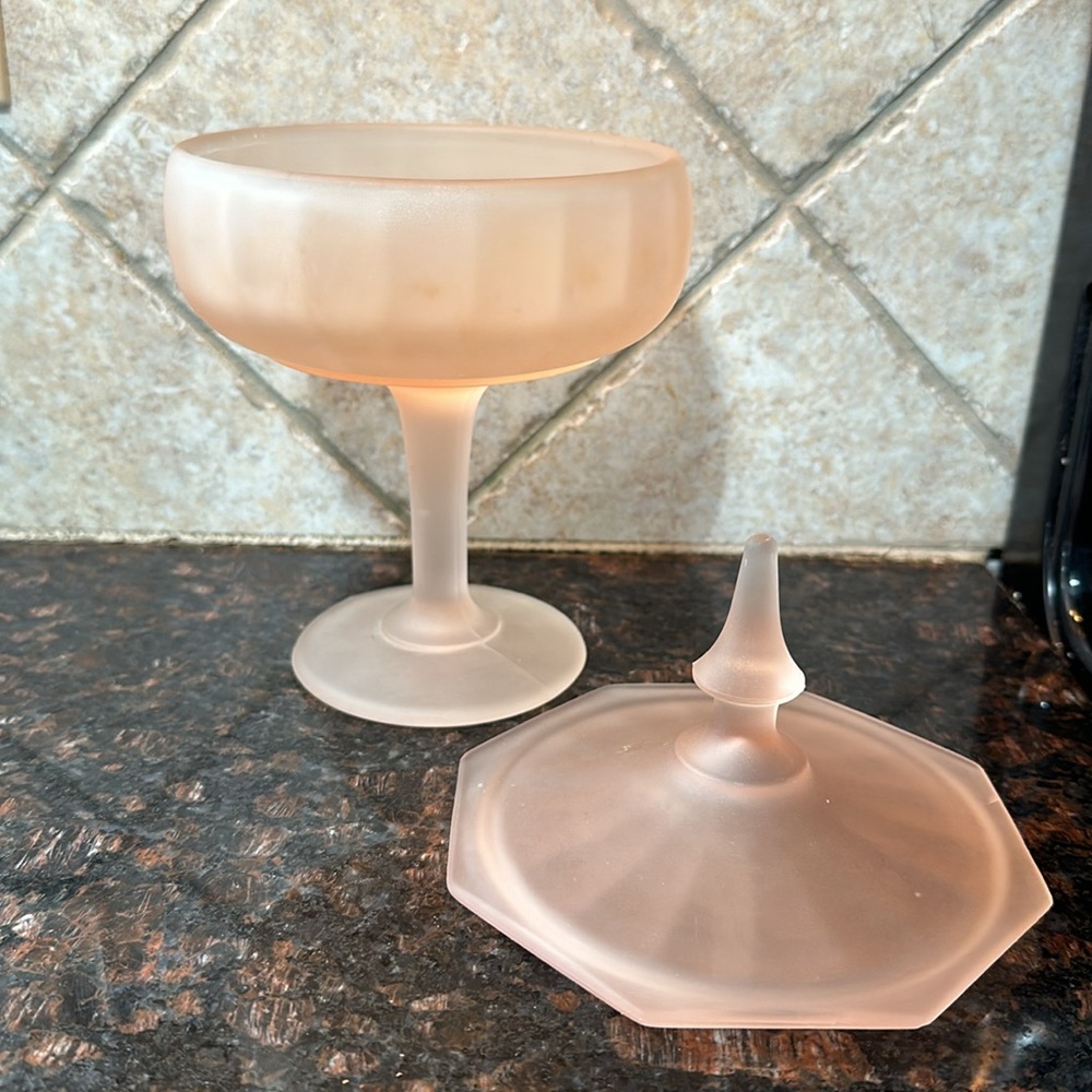 Vintage Pink glass covered bowl. - Picture 2 of 2